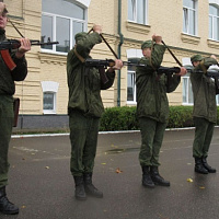 Занятия по строевой подготовке с гвардейцами