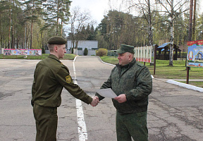 В 361-й базе охраны и обслуживания (ЦОВУ) проводили военнослужащих в запас