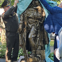 Торжественное открытие копии монумента «Воин-освободитель»