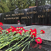 Представители военно-медицинского института в БГМУ почтили память героев-освободителей Минска