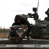 Под Борисовом прошли контрольные стрельбы из вооружения танка Т-72Б с военнослужащими 72 ОУЦ