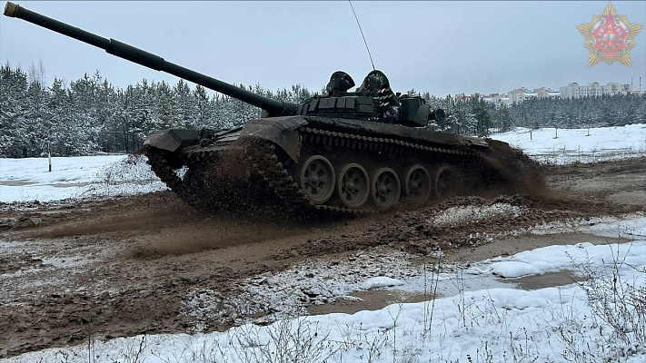 Курсанты Военной академии сдали экзамен по вождению танка Т-72Б