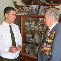 Военнослужащие 86 брс поздравили ветерана с Днём Независимости Республики Беларусь