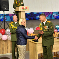 Брестские артиллеристы поздравили своих мам с наступающим праздником