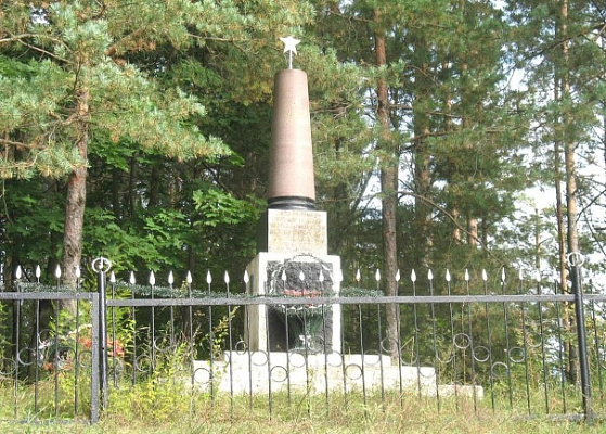 С отданием воинских почестей…