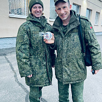 Женщины 36-й дорожно-мостовой бригады поздравили своих сослуживцев с Днём отца