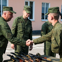 Военнослужащим нового пополнения вручили боевое оружие