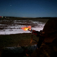 Военнослужащие 19 омбр отработали навыки стрельбы в ночное время