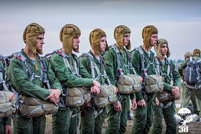 Военнослужащие 38 одшбр провели учебно-тренировочные прыжки с парашютом