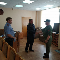 Военнослужащего 11 омбр наградили за помощь в задержании лиц, совершавших кражи