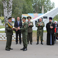 Командир 927-го центра подготовки и применения БАК попрощался с Боевым Знаменем