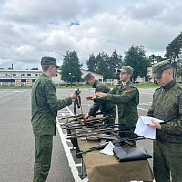 Ритуал вручения новому пополнению вооружения, военной и специальной техники в инженерном полку СЗОК