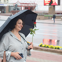 Десантники дарят девушкам цветы... и хорошее настроение