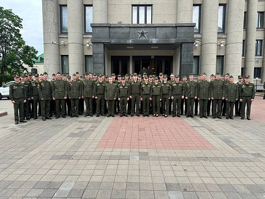 Курсанты военно-технического факультета в БНТУ посетили концерт ансамбля «Чёрные береты»