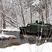 Военнослужащие 5 обрСпН отрабатывают навыки вождения легкобронированной техники на бронеавтомобилях «Дракон»