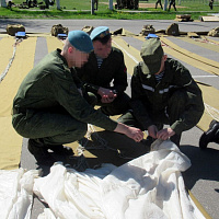Новобранцы 5 обр СпН готовятся к первому прыжку с парашютом