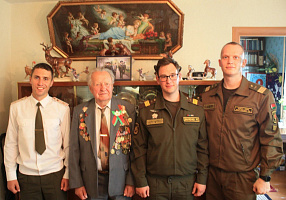 Военнослужащие 86 брс поздравили ветерана с Днём Независимости Республики Беларусь