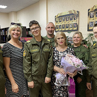 Военнослужащие 60 опс поздравили библиотекаря полка с Днём библиотек