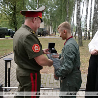 Знакомство с авиационной техникой и часы от Министра обороны: Ярослав Горелик побывал в 50 саб