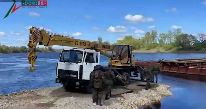 В Бешенковичах на Двине специалисты транспортных войск наводят мост