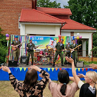 Военнослужащие 38 одшбр посетили Кобринскую детскую деревню