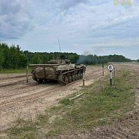 Курсанты Военной академии сдали экзамен по вождению боевых машин