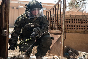 Саперы ЗВО в Ленинградской области получили на оснащение новые защитные костюмы ОВР-2-02