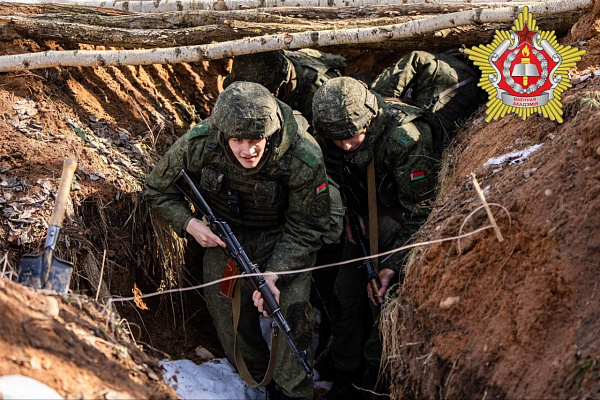С курсантами Военной академии Беларуси проходят практические занятия по тактической подготовке на полигоне