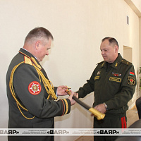 Генерал-майор Владимир Белый простился с Боевым Знаменем ЗОК