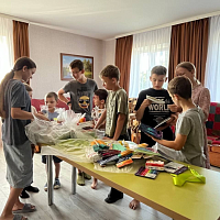  Военнослужащие Минской военной комендатуры вручили подарки школьникам многодетной семьи