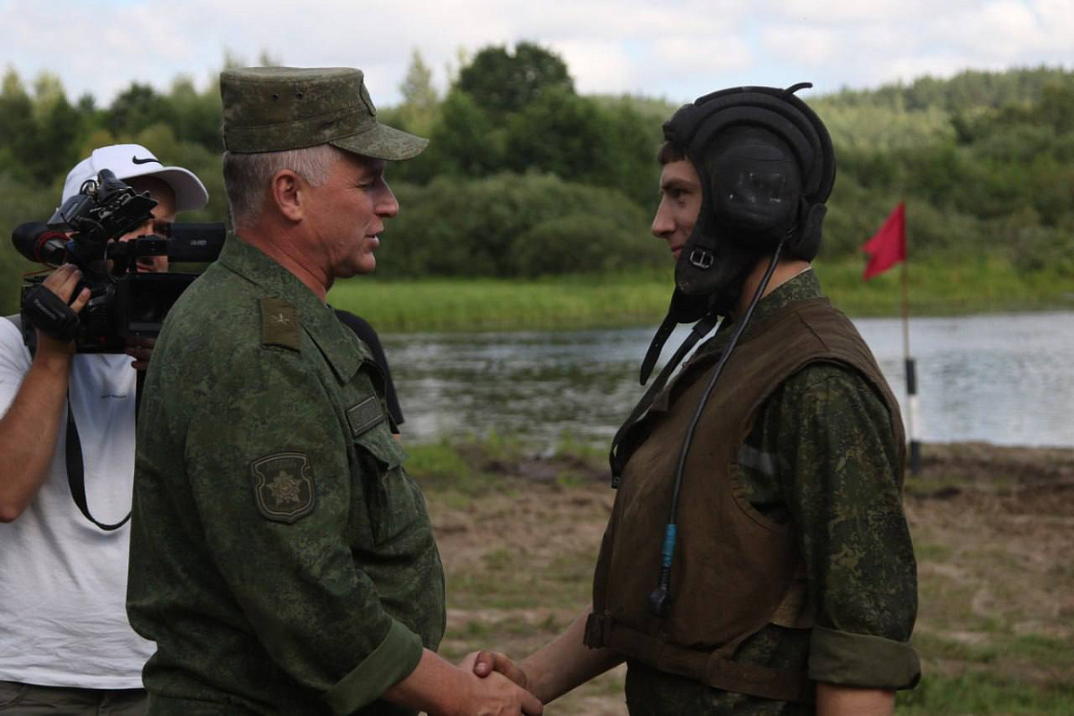 Занятие с курсантами Военной академии по вождению боевых машин с ...