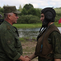Занятие с курсантами Военной академии по вождению боевых машин с преодолением водной преграды