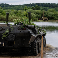 Курсанты Военной академии Республики Беларусь преодолели водную преграду