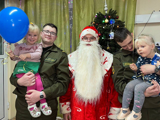 Военнослужащие 60 опс поздравили с Новым годом воспитанников Борисовского специализированного дома ребенка