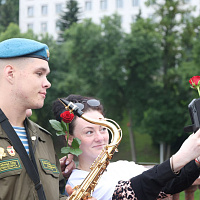 Десантники дарят девушкам цветы... и хорошее настроение