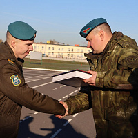В соединениях и воинских частях военнослужащих торжественно провожают в запас