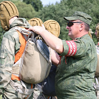 Витебские десантники совершили прыжки с парашютом на воду