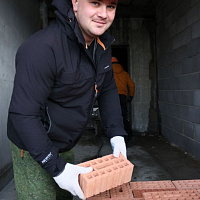 Личный состав 65-й автомобильной и 36-й дорожно-мостовой бригад присоединился к работам на строительстве новой школы