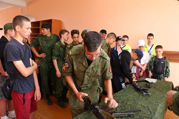 Воспитанники военно-патриотического лагеря посетили 11 омбр