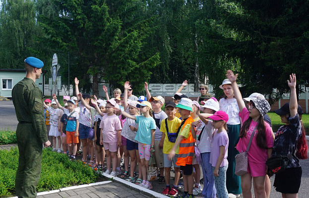 Школьники посетили 103 овдбр 