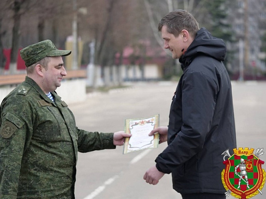 Чествование военнообязанных, завершивших военные сборы, в 120 омбр