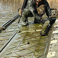 Военнослужащие 7-го инженерного полка СЗОК осуществили наведение переправы через реку Березину