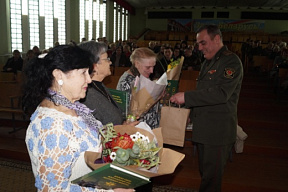 С цветами и улыбками