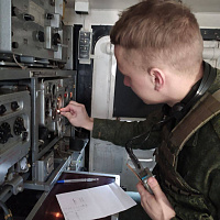Практические занятия на технике связи с курсантами Военной академии