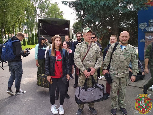 Блогеров встретили в 103-й отдельной воздушно-десантной бригаде