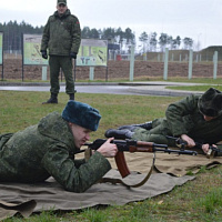 Новое пополнение гвардейцев учится стрелять