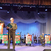 С песней и служить веселее