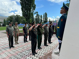 Белорусская делегация возложила цветы к памятнику советским воинам в Кыргызской Республике