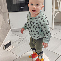 Сильная женщина не плачет у окна