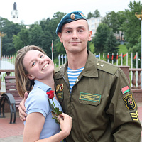 Десантники дарят девушкам цветы... и хорошее настроение